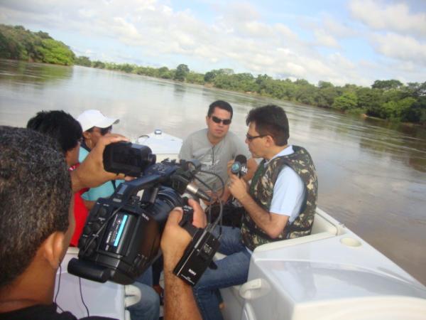 Percorreram trecho de lancha(Imagem:Floriano News)