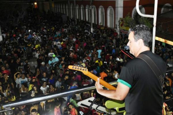  Ricardo Chaves anima multidão e marca a segunda de carnaval em Floriano.(Imagem:SECOM)