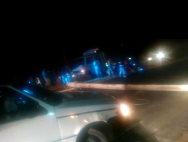 Caminhão colide e derruba poste em Floriano.(Imagem:FlorianoNews)
