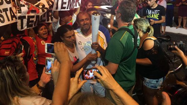 Em dia histórico, emoção e protestos marcam passagem da tocha.(Imagem:Cidadeverde.com)