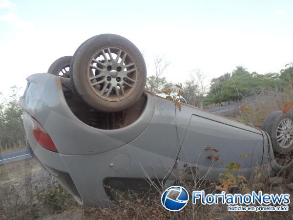 Veículo se desgoverna e capota na PI 140.(Imagem:FlorianoNews)