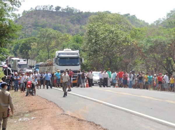 Rodovia ficou interditada e longo congestionamento se formou na via.(Imagem:Alberto Dias)