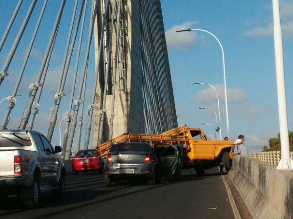 Batida deixou trânsito lento na Ponte Estaiada em Teresina.(Imagem:Eulália Teixeira/TV Clube)