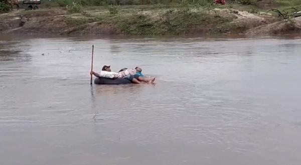 População continua usando boias para atravessar o Rio Longá, em Campo Maior.(Imagem:Jefferson David/Arquivo pessoal)