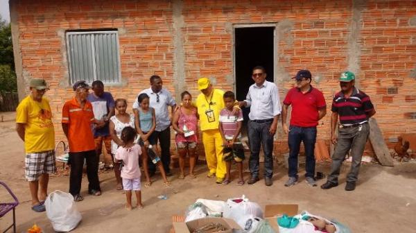 Projeto Amarelinho faz doação de roupas e cestas básicas em comunidades rurais de Floriano.(Imagem:FlorianoNews)