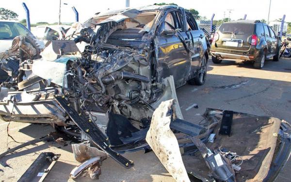Carro do cantor Cristiano Araújo, um Range Rover, foi levado destruído para pátio da PRF(Imagem: Marcos Antonio Costa/Futura Press/Estadão Conteúd)