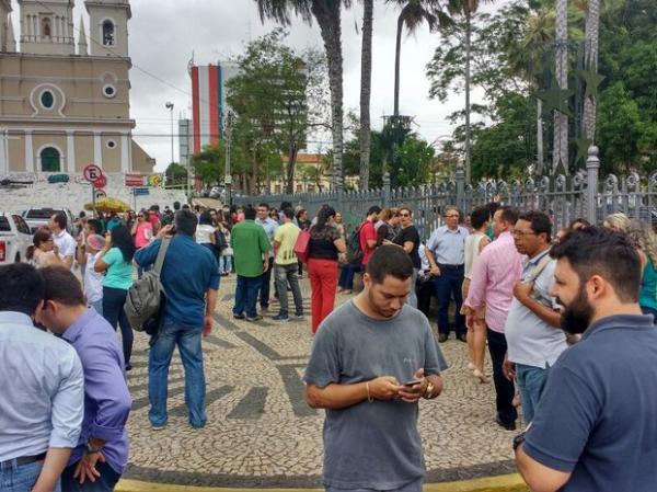 Prédios foram evacuados após tremor e pessoas se aglomeraram na rua.(Imagem:João Cunha/G1)
