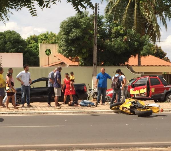 Acidente deixa motociclista ferido na Avenida Dirceu Arcoverde.(Imagem:WhatsApp)