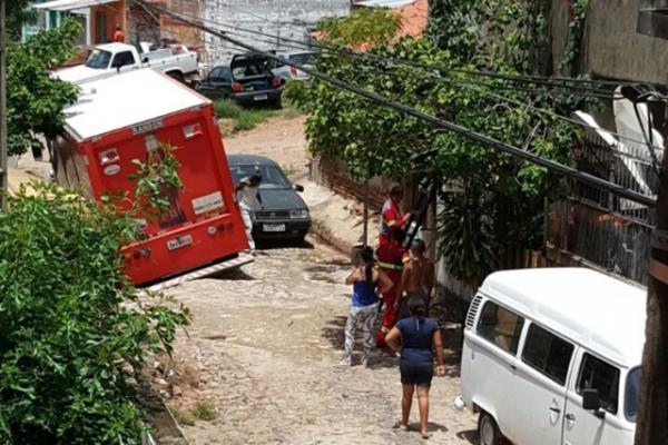 Rua cede e caminhão fica preso em buraco na zona Sul de Teresina.(Imagem:Cidadeverde.com)