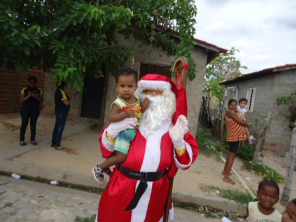 Jovens Interact e Rotary Club Princesa do Sul realizaram festa natalina em bairro de Floriano(Imagem:FlorianoNews)