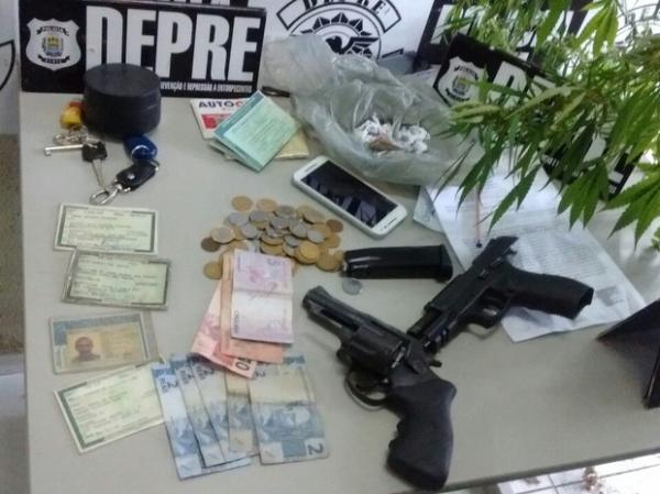 Armas e drogas apreendidas durante a operação.(Imagem:Divulgação/Polícia Civil)