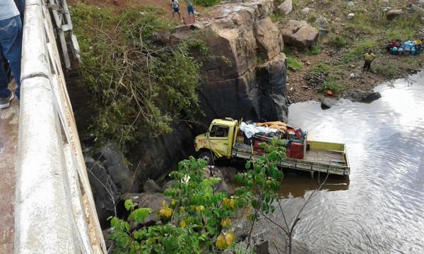 Caminhão saiu da pista e foi parar na água.(Imagem:Frank Cardoso/Portal Boca do Povo)