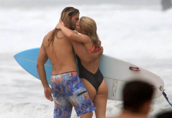 Caio Vaz e Isabella Santoni trocam beijos na praia de Ipanema.(Imagem:AgNews)