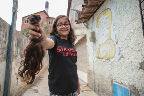 Ana Melissa resolveu cortar o cabelo e doar à Associação Peter Pan, em Fortaleza(Imagem:Isanelle Nascimento)