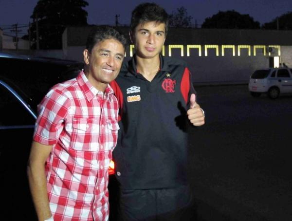 Matheus ao lado do pai Bebeto após a estreia pelo Flamengo.(Imagem:Rafael Cavalieri/Globoesporte.com)