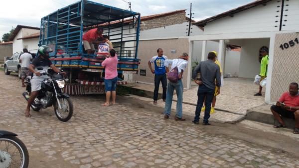 Projeto Amarelinho realiza doação de roupas e alimentos a moradores da zona rural de Floriano(Imagem:FlorianoNews)
