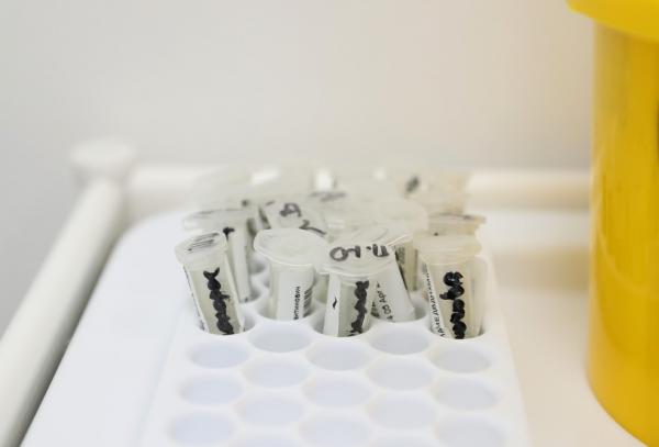 Testes de novo coronavírus (Covid-19)(Imagem:Evgenia Novozhenina/Reuters)