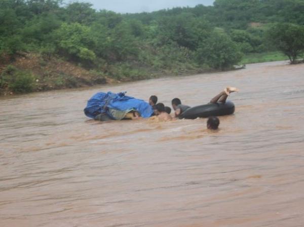 Corpo é resgatado em bote na cidade de Acauã na região Sul do Piauí.(Imagem:Fábio Nascimento)