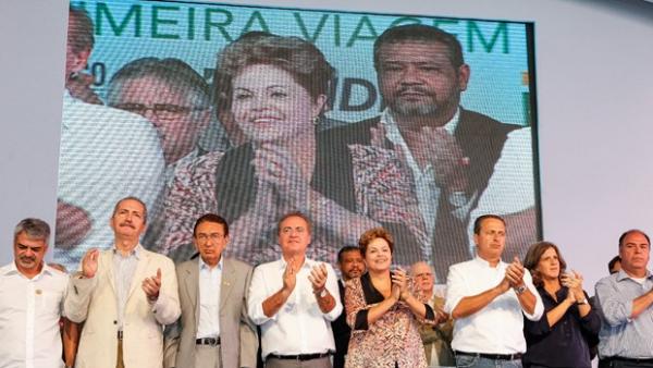 Dilma com ministros, parlamentares e o governador de Pernambuco durante cerimônia da viagem inaugural do petroleiro Zumbi dos Palmares, em Ipojuca (PE).(Imagem:Roberto Stuckert Filho / PR)