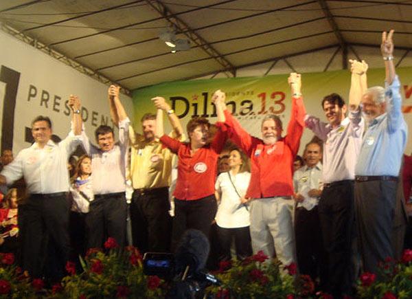 Governistas no comício levatam a mão e apoiam Wilsão e Dilma(Imagem:Divulgação)