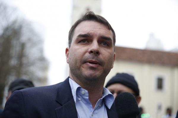 O senador eleito Flávio Bolsonaro defende uma candidatura única do grupo de apoio do futuro governo para a presidência do Senado(Imagem:Tânia Rêgo/Agência Brasil)