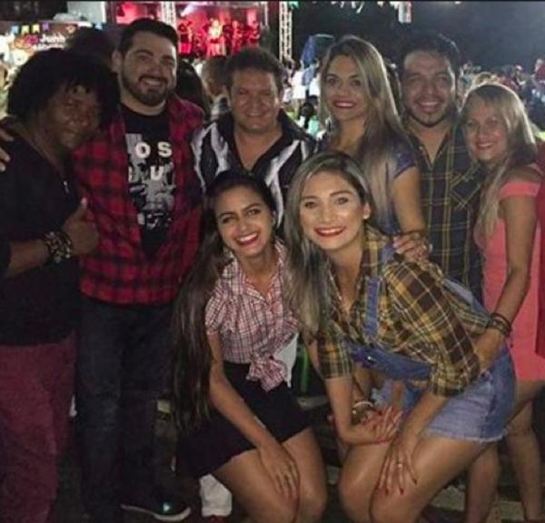 Karen, de saia preta, curtiu Festa Junina com o ex de Joelma(Imagem:Instagram)