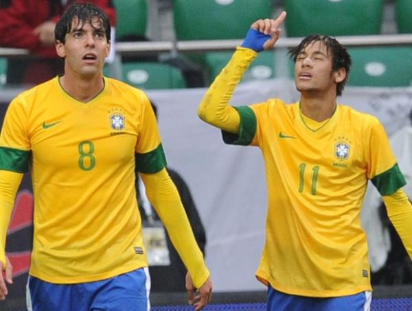 Neymar e Kaká comemoram o segundo gol da seleção brasileira.(Imagem: Agência AP)