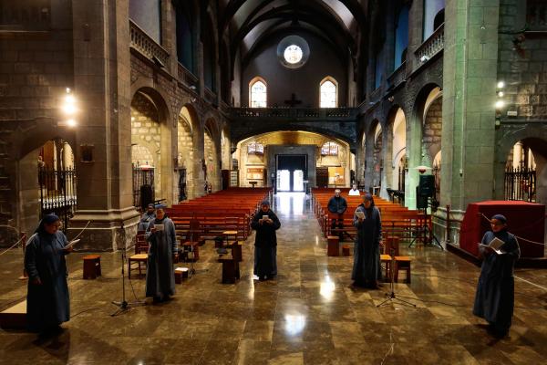 Freiras cantam em uma igreja quase vazia em Barcelona, na Espanha, no domingo (29).(Imagem:Pau Barrena / AFP)