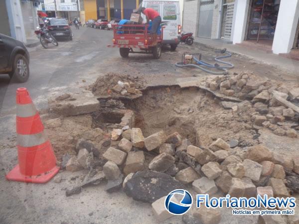 Vazamento em cruzeta de tubulação causa falta de água em Floriano.(Imagem:FlorianoNews)