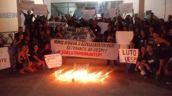 Manifestantes realizam o enterro simbólico da Uespi em Floriano.(Imagem:FlorianoNews)