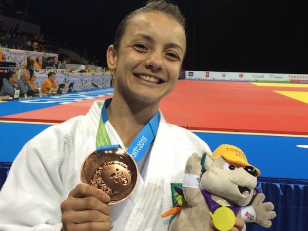 Nathália Brigida mostra sua medalha de bronze.(Imagem:GloboEsporte.com)