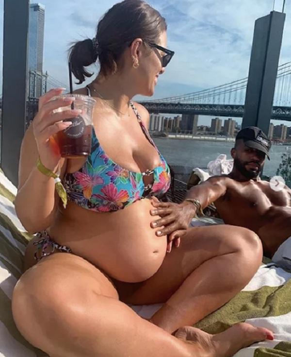 A modelo Ashley Graham, grávida de seu primeiro filho, ao lado do marido.(Imagem: Instagram)