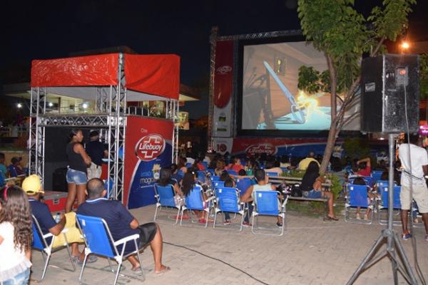 Projeto leva sessões gratuitas de cinema para florianense na praça pública.(Imagem:Waldemir Miranda)