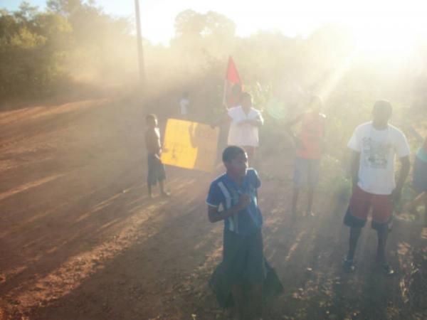 Moradores do bairro Guia fecham estrada e pedem solução contra poeira.(Imagem:Alonso Costa )