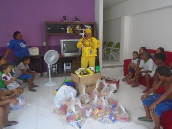 Famílias carentes recebem doação de cestas básicas em Floriano.(Imagem:FlorianoNews)