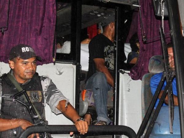 Ônibus foi escoltado pela polícia.(Imagem:Emanuele Madeira)