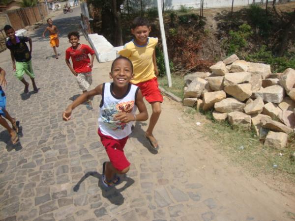 Felicidade das crianças com a visita do Carrapeta(Imagem:Redação)