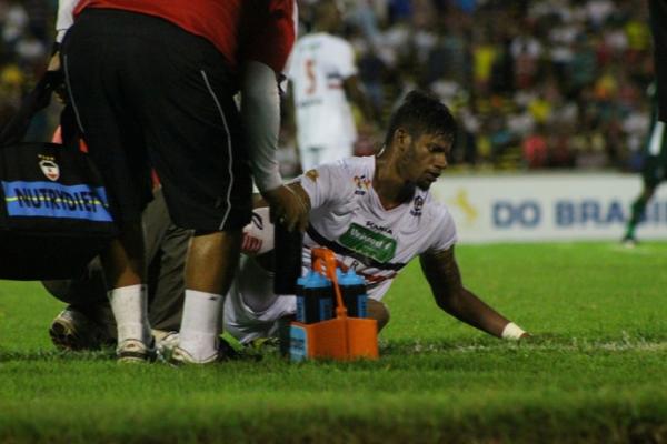 Vanderlei sofre com marcação esmeraldina, mas garante importante contribuição em vitória tricolor.(Imagem:Renan Morais)