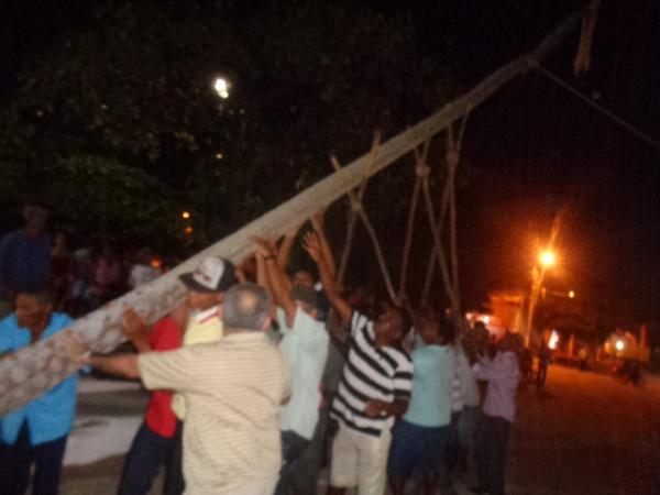 Levantamento do mastro marca abertura dos festejos de Nossa Senhora de Nazaré.(Imagem:FlorianoNews)