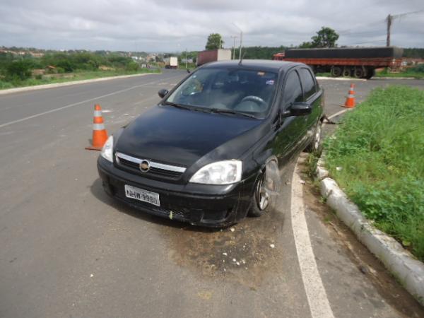 Veículo colide contra canteiro central da BR-230 em Floriano.(Imagem:FlorianoNews)