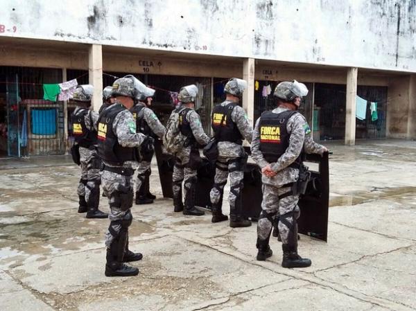 Policiais da Força Nacional no interior da Irmão Guido.(Imagem:Divulgação/Sejus)