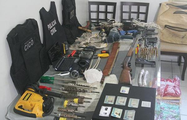 Armas e materiais apreendidos pela policia(Imagem:Marcelo Cardoso - Portal AZ)