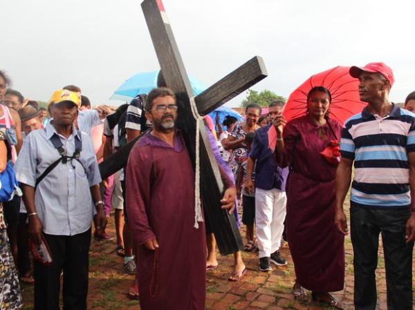 Agricultor Joaquim Gonçalves arrasta cruz de madeira há 19 anos.(Imagem:Pedro Santiago/G1)