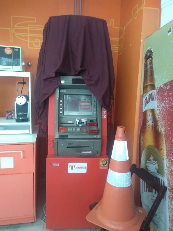 Criminosos tentaram roubar caixa eletrônico.(Imagem:Nayara Nadja/TV Clube)