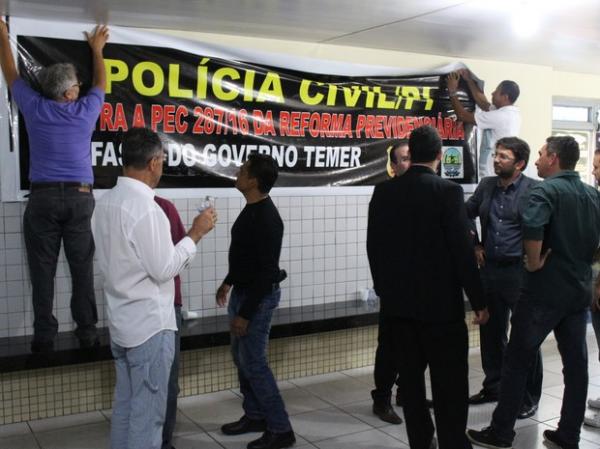 Policiais civis reunidos na Central de Flagtantes de Teresina.(Imagem:João Cunha/G1)