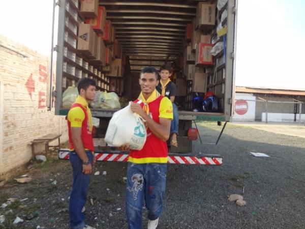 Famílias carentes são beneficiadas com cestas básicas em Floriano.(Imagem:FlorianoNews)