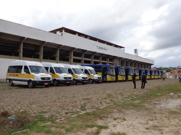 Nova empresa para transporte de alunos da rede municipal de Floriano passa por vistoria.(Imagem:FlorianoNews)