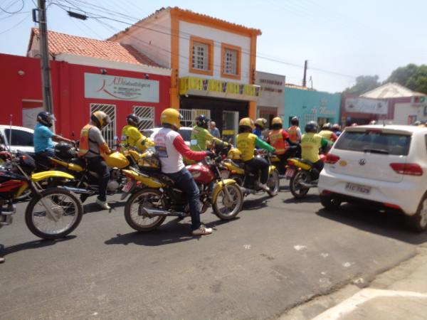 Mototaxistas fazem manifestação no centro de Floriano, após assassinato de colega (Imagem:FlorianoNews)