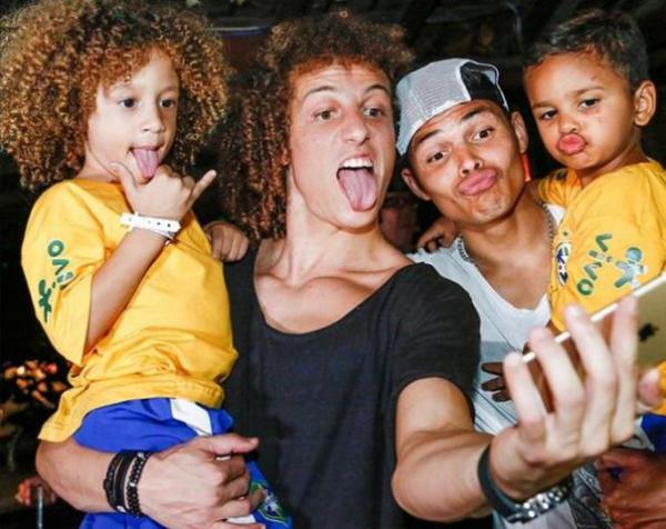 David Luiz e Thiago Silva ao lado dos sósias mirins.(Imagem:Reprodução/Instagram)