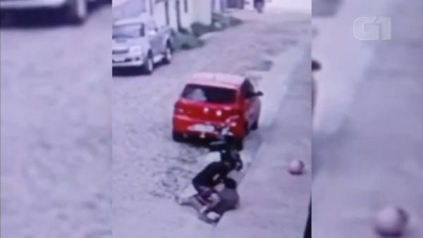 Assaltante derruba a vítima da moto tentando roubar o celular dela em Floriano, no Piauí.(Imagem:Divulgação/Polícia Militar)